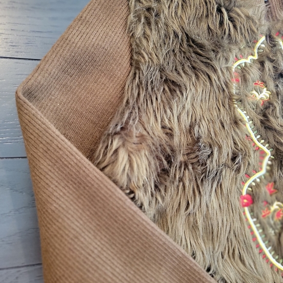 PAPARAZZI By Biz Faux Suede Embroidered Sherpa Fur Lined Vest Jacket SZ Large - Picture 8 of 14